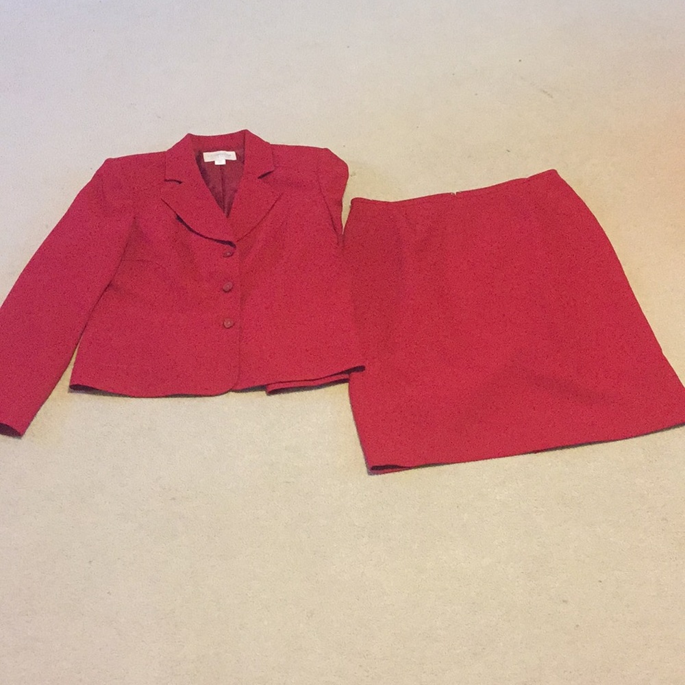 Liz Claiborne Women’s Red Suit Petite Size 14